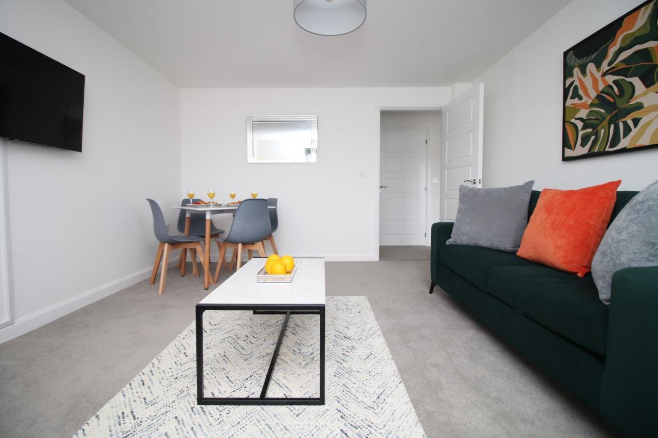 No 43 Stadium Views By Ssw - 2Br, Parking, Sleeps 4, 3Min Walk To Stadium, 10Min Drive To City Centre, Marina And Close To M4 Morriston Dış mekan fotoğraf